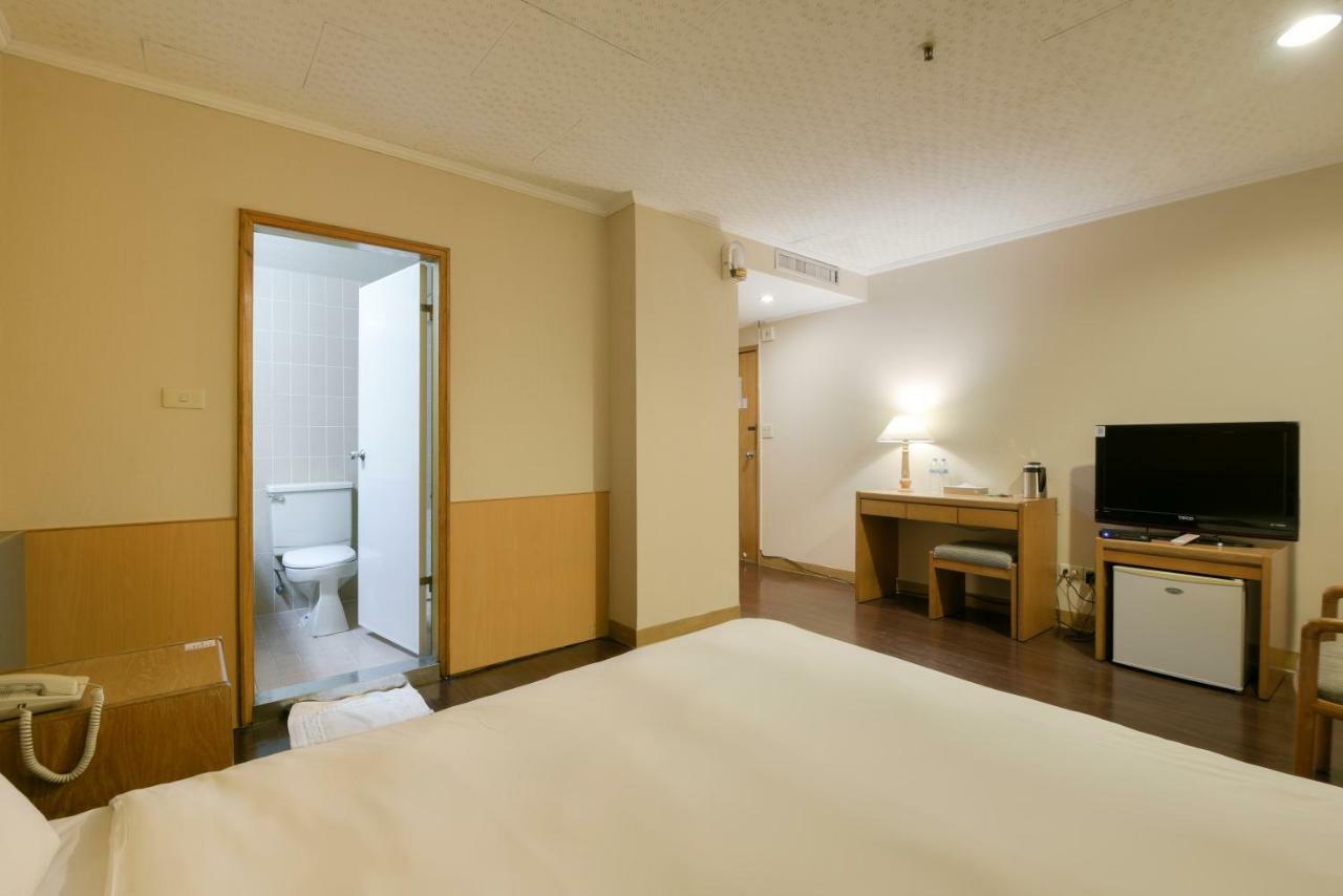 Back Home Hotel Chiayi Exterior foto